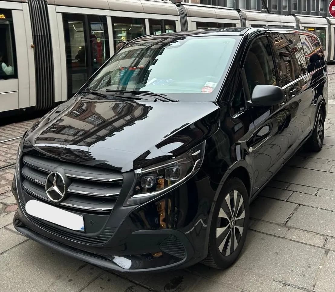 Van Mercedes Classe V devant l'aeroport - transfert navette VTC Strasbourg